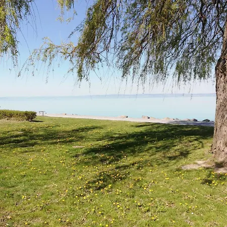 Lake-side In Apartment *